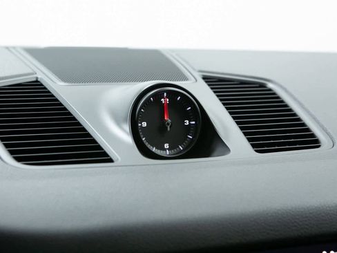 Certified 2022 Porsche Cayenne Platinum Edition image 22