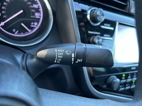 Used 2020 Toyota Camry LE image 21