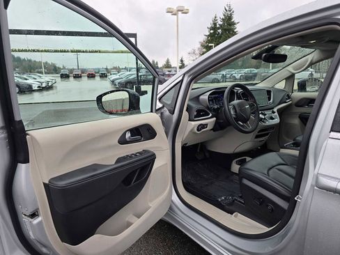 Used 2024 Chrysler Pacifica Touring-L image 19