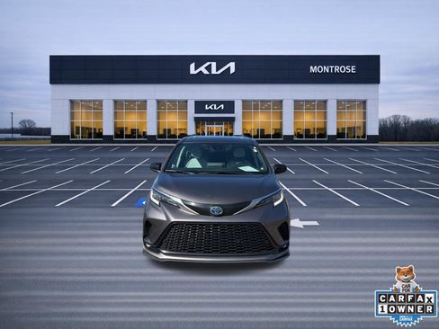 Used 2022 Toyota Sienna XSE w/ XSE Plus Package image 2