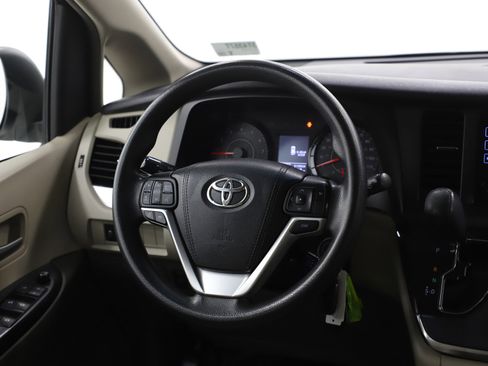 Used 2017 Toyota Sienna LE image 15