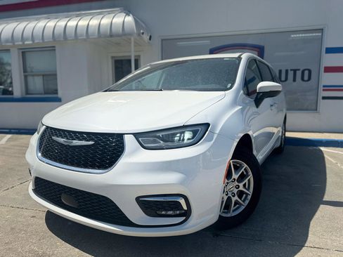 Used 2023 Chrysler Pacifica Touring-L image 4