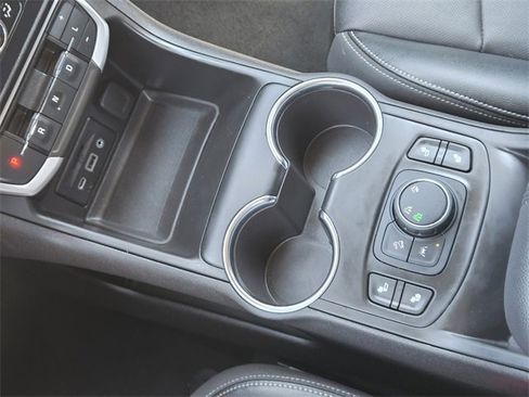 Used 2024 GMC Terrain SLT image 20