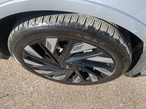 Used 2024 Lincoln Nautilus Reserve w/ Equipment Group 202A image 10