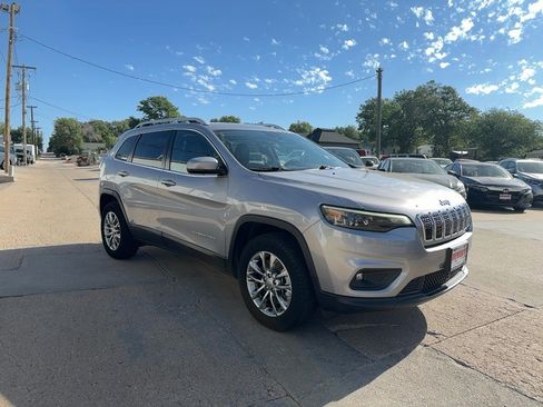 Used 2021 Jeep Cherokee Latitude Plus w/ Mopar Interior Package AWD/4WD image 4