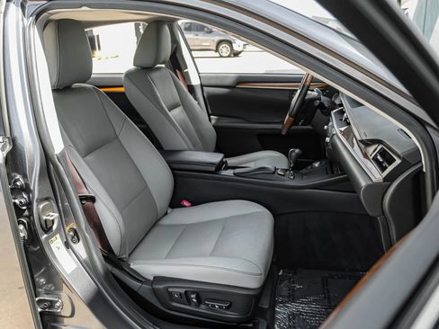 Used 2014 Lexus ES 300h w/ Luxury Package w/Bamboo Trim FWD image 31