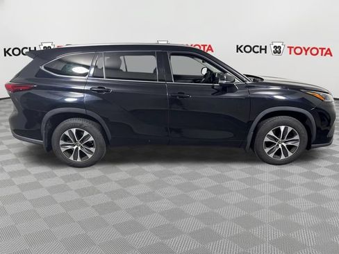 Used 2020 Toyota Highlander XLE AWD/4WD image 9