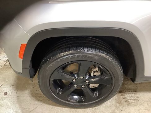 Used 2023 Jeep Grand Cherokee L Laredo image 12