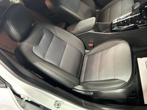 Used 2025 Chevrolet Trax LT w/ LT Convenience Package FWD image 23
