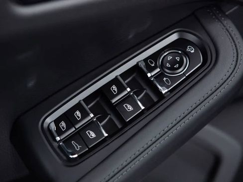 Certified 2026 Porsche Macan AWD/4WD image 26