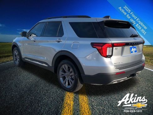 Used 2025 Ford Explorer Active w/ Active Comfort Package image 6