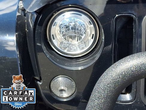 Used 2018 Jeep Wrangler Sahara AWD/4WD image 9