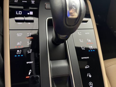Certified 2024 Porsche Macan S AWD/4WD image 23