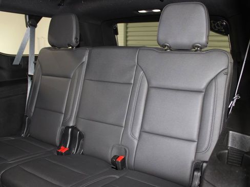 Used 2023 Chevrolet Suburban Z71 w/ Luxury Package image 28