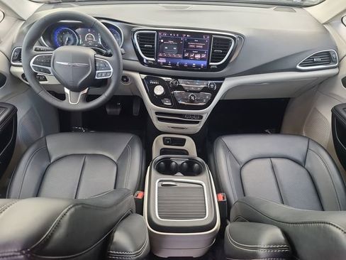 Used 2024 Chrysler Pacifica Touring-L image 18