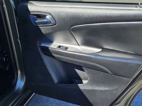 Used 2017 Dodge Journey SE image 12