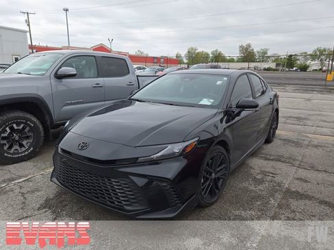 Used 2025 Toyota Camry SE FWD image 3