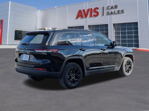 Used 2024 Jeep Grand Cherokee Altitude image 6