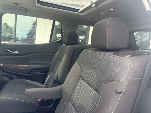 Used 2023 GMC Acadia SLE w/ Driver Convenience Package image 5