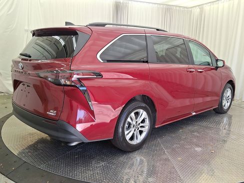 Certified 2024 Toyota Sienna XLE image 25