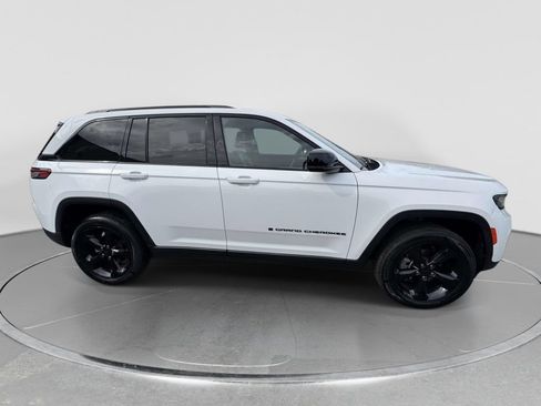 Used 2023 Jeep Grand Cherokee Altitude AWD/4WD image 7