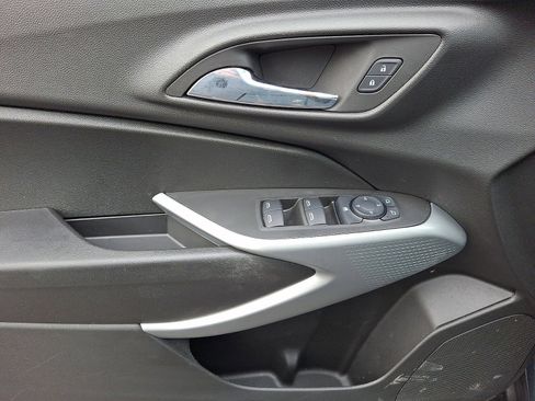 Used 2025 Chevrolet Trax LS w/ LS Convenience Package image 12