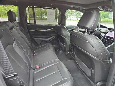Used 2025 Jeep Grand Cherokee Limited w/ Luxury Tech Group II AWD/4WD image 16