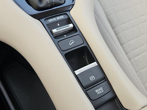 Used 2025 Honda HR-V LX image 26