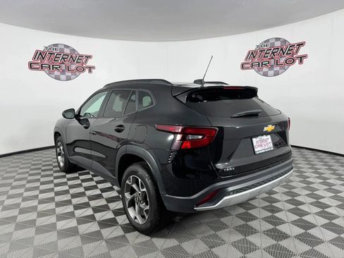 Used 2025 Chevrolet Trax LT FWD image 5