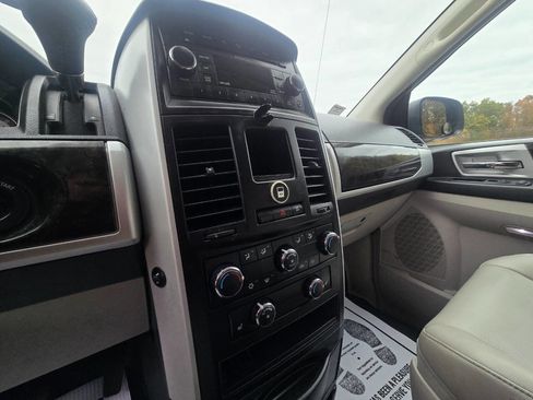 Used 2010 Dodge Grand Caravan SXT image 23