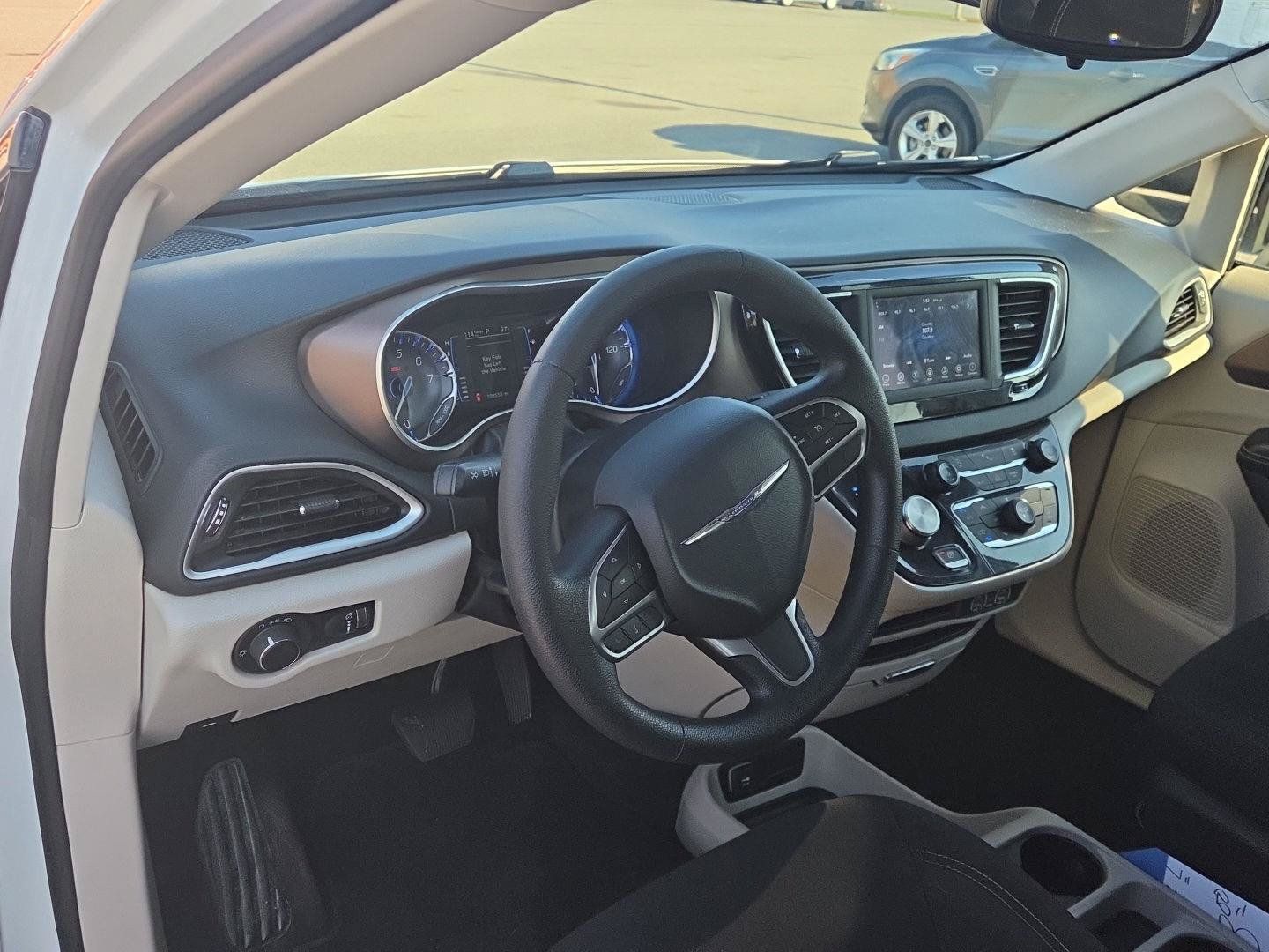 Used 2021 Chrysler Voyager L FWD image 10