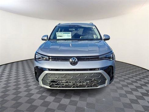 New 2025 Volkswagen Taos SE image 2