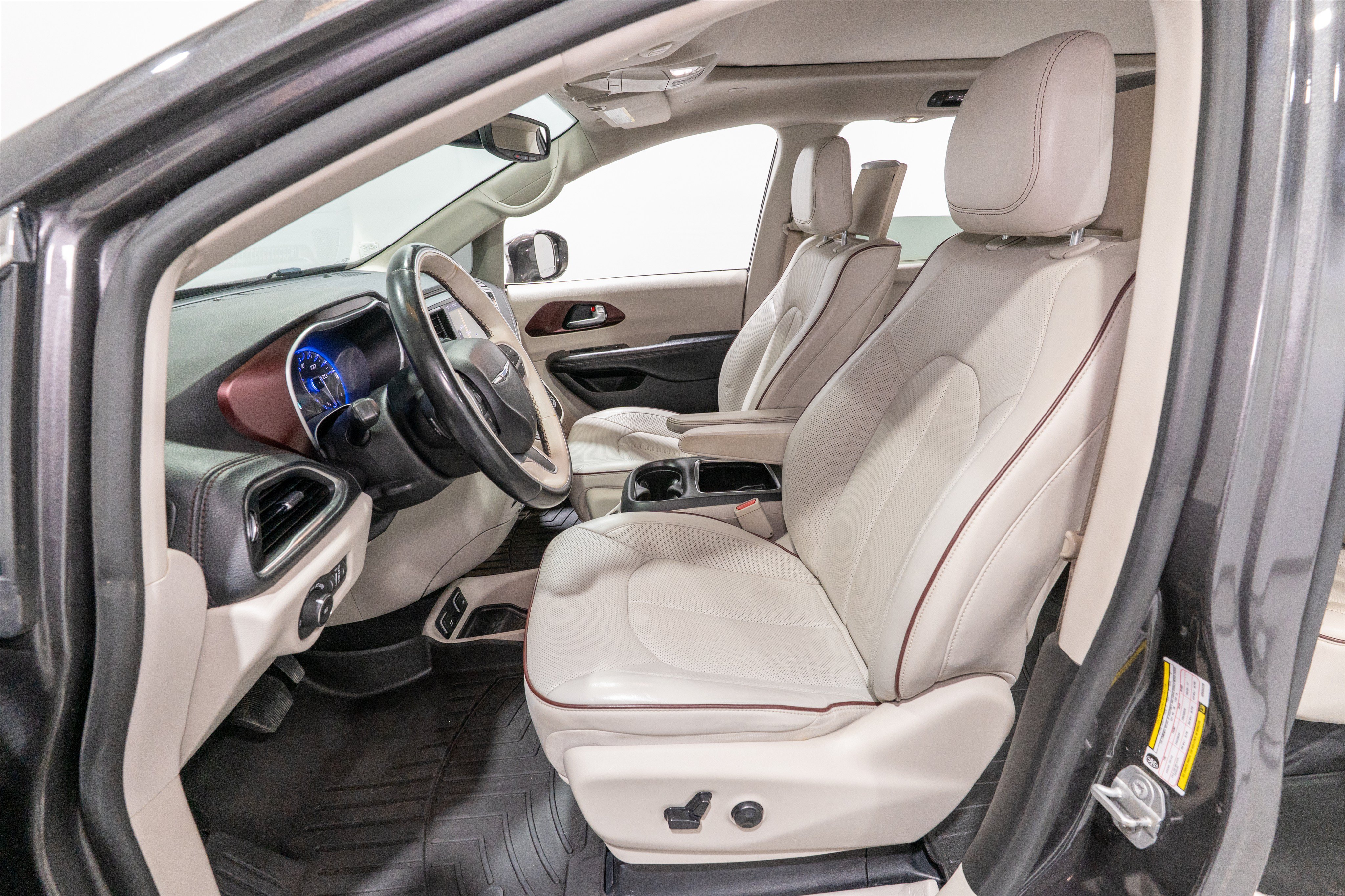 Used 2019 Chrysler Pacifica Limited w/ Tire & Wheel Group FWD image 16