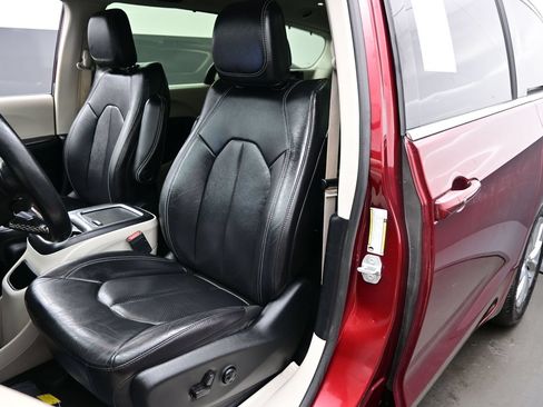 Used 2022 Chrysler Pacifica Touring-L AWD/4WD image 15