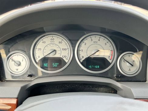 Used 2009 Chrysler Town & Country LX image 28