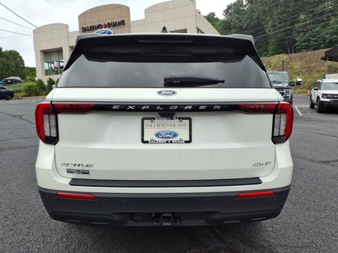 Used 2025 Ford Explorer Active AWD/4WD image 4