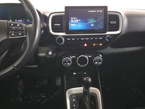 Used 2024 Hyundai Venue Limited image 27