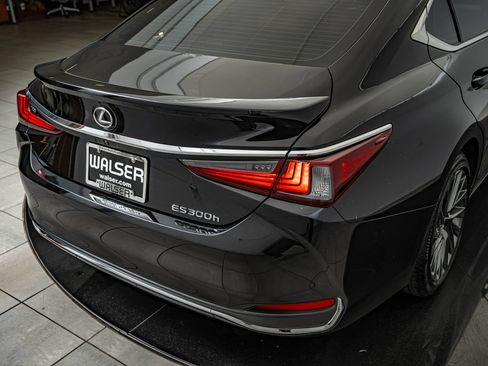 Certified 2025 Lexus ES 300h w/ Accessory Package (Z2) FWD image 16