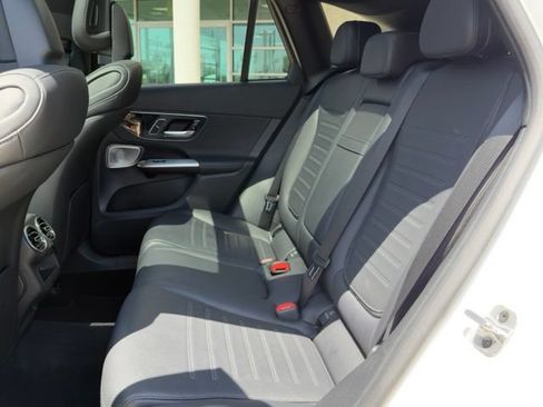 Used 2023 Mercedes-Benz GLC 300 4MATIC image 11
