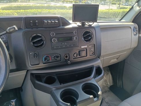 Used 2013 Ford E-450 and Econoline 450 Super Duty w/ Interior Upgrade Pkg image 29