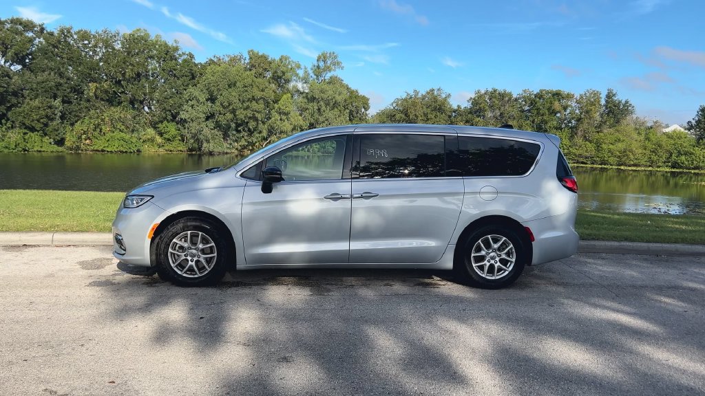 Used 2024 Chrysler Pacifica Touring-L FWD image 5