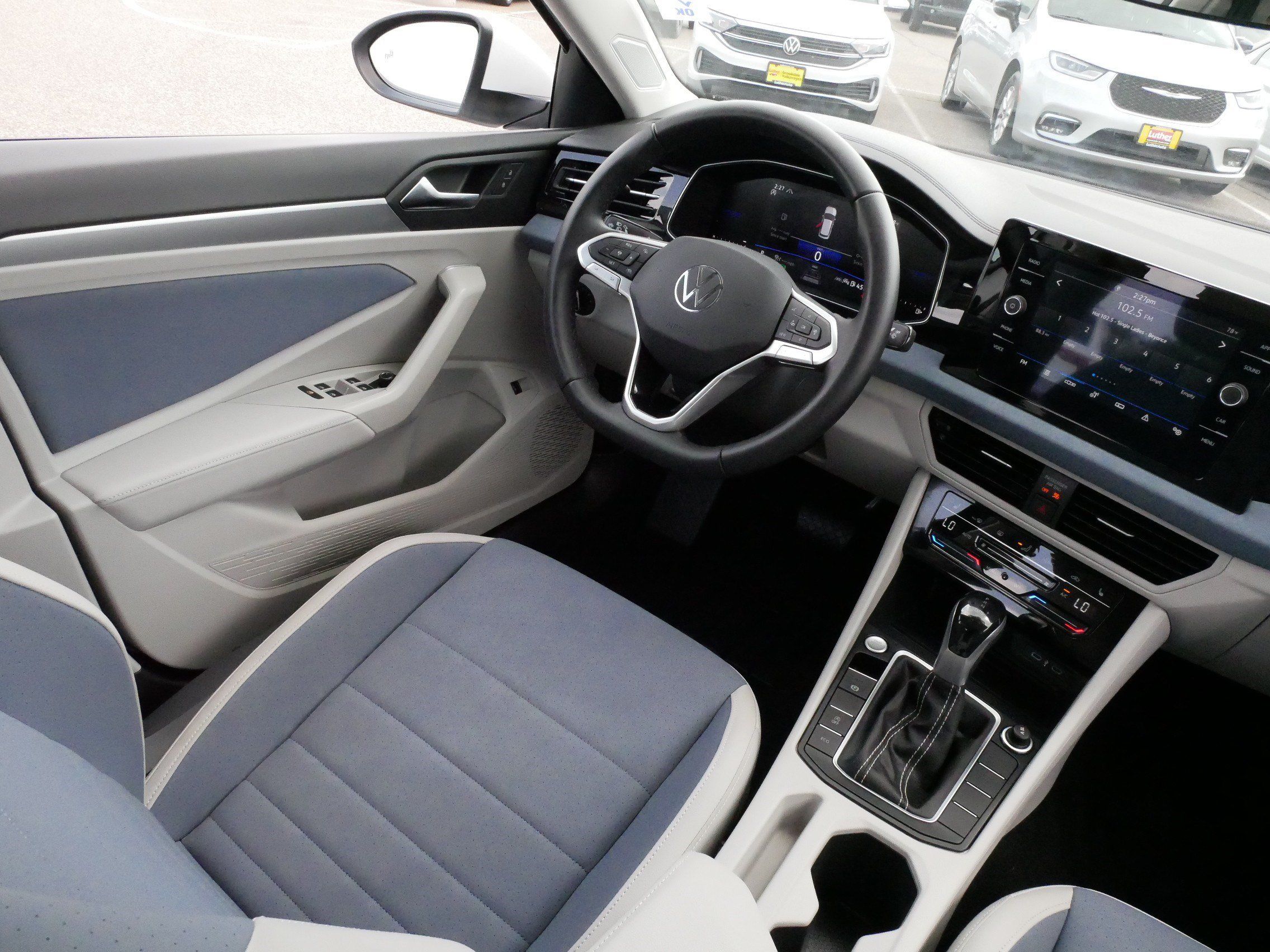 Certified 2025 Volkswagen Jetta SE w/ Sunroof Package FWD image 9