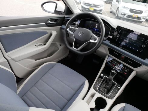 Used 2025 Volkswagen Jetta SE w/ Sunroof Package FWD image 9