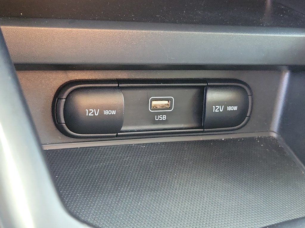 Used 2025 Kia Soul LX w/ LX Technology Package FWD image 29