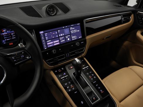 Used 2025 Porsche Macan image 29