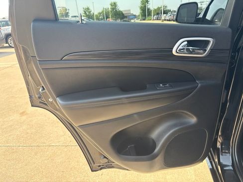 Used 2022 Jeep Grand Cherokee Laredo X AWD/4WD image 19