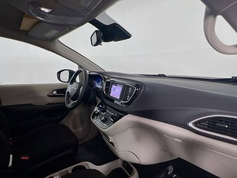 Used 2023 Chrysler Voyager LX FWD image 9