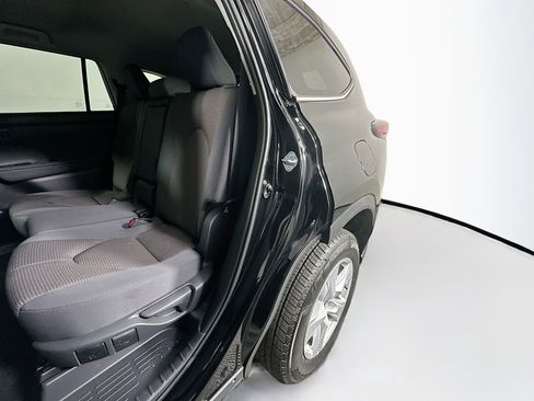 Used 2025 Toyota Highlander LE FWD image 26