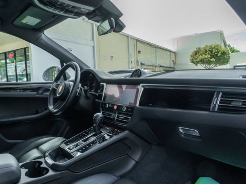 Used 2025 Porsche Macan AWD/4WD image 28