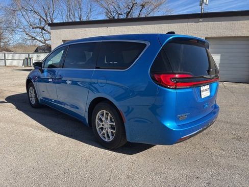New 2026 Chrysler Pacifica Select image 4